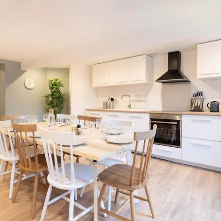 Centre: Fully-equipped Triplex With Terrace *